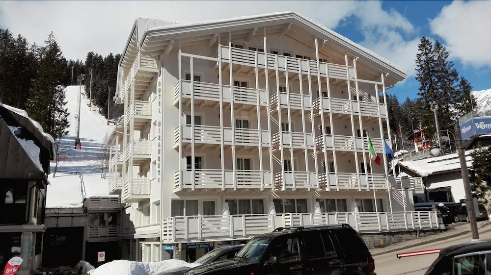 Hotel Miramonti Мадона ди Кампильо Екстериор снимка