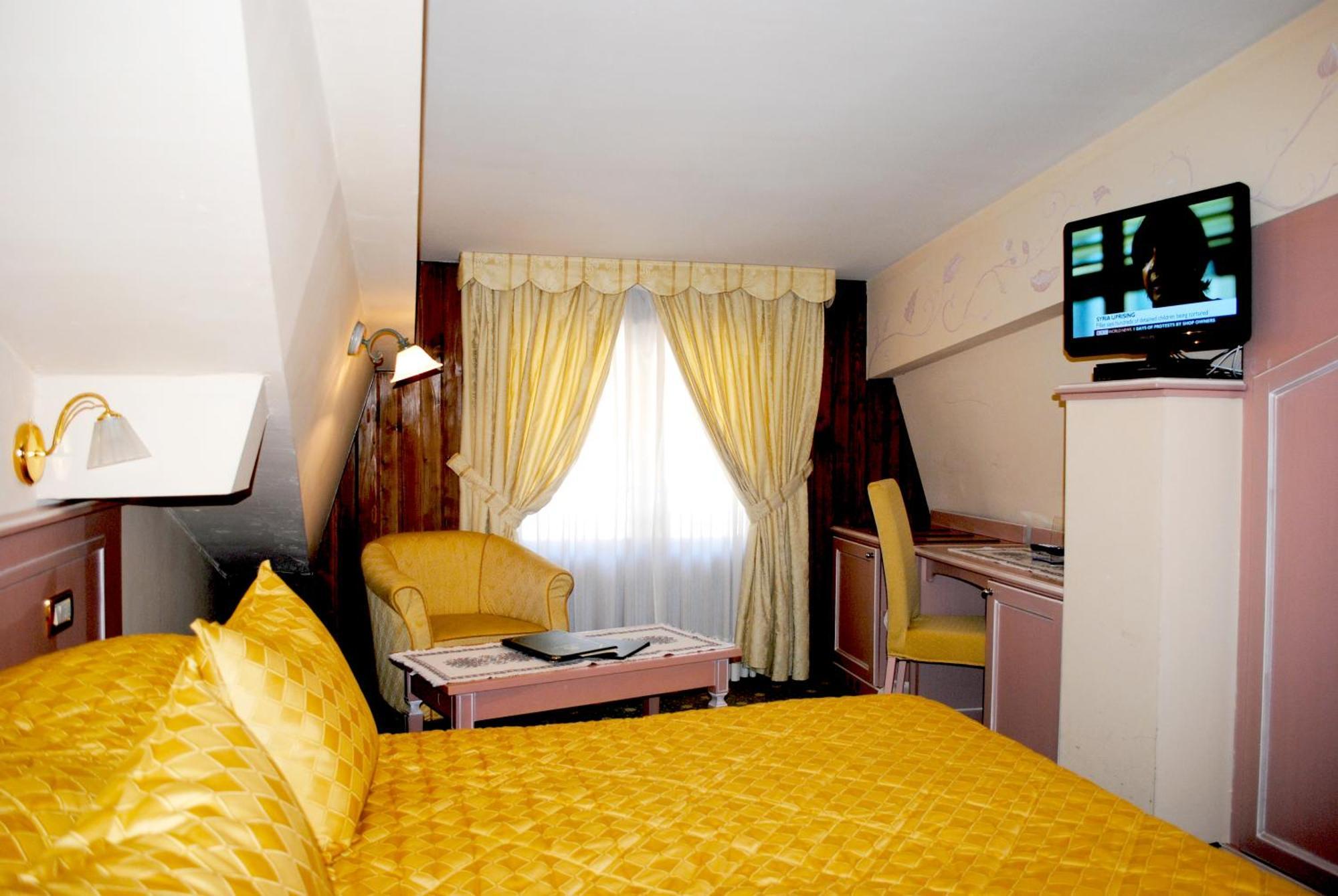 Hotel Miramonti Мадона ди Кампильо Екстериор снимка