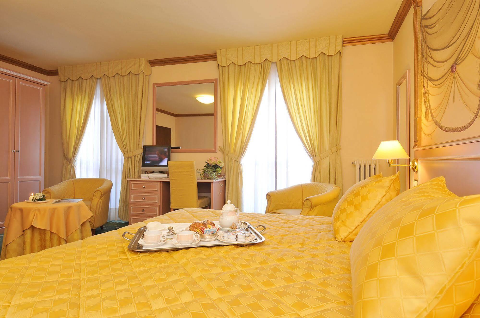 Hotel Miramonti Мадона ди Кампильо Екстериор снимка